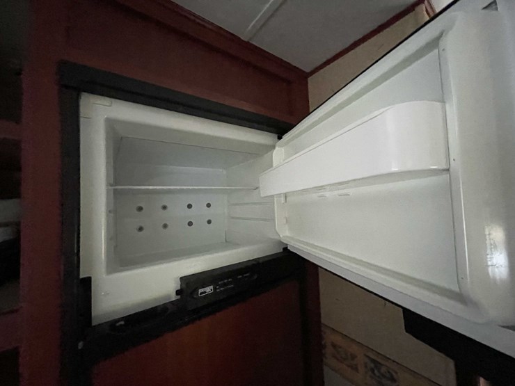 #7368-•-zinger-camper-trailer-(no-title)-image-21