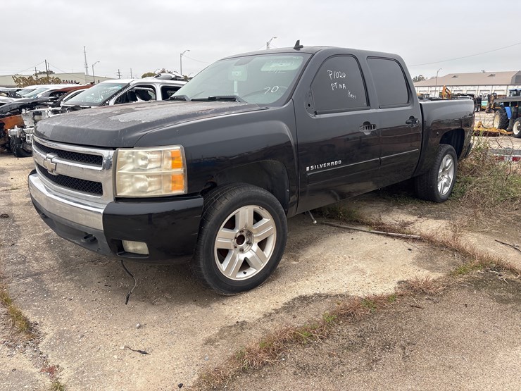 #70-•-2008-chevrolet-silverado-image-1