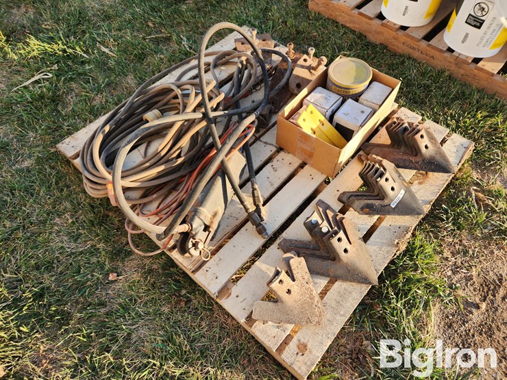 shovels-&-cylinders-image-3