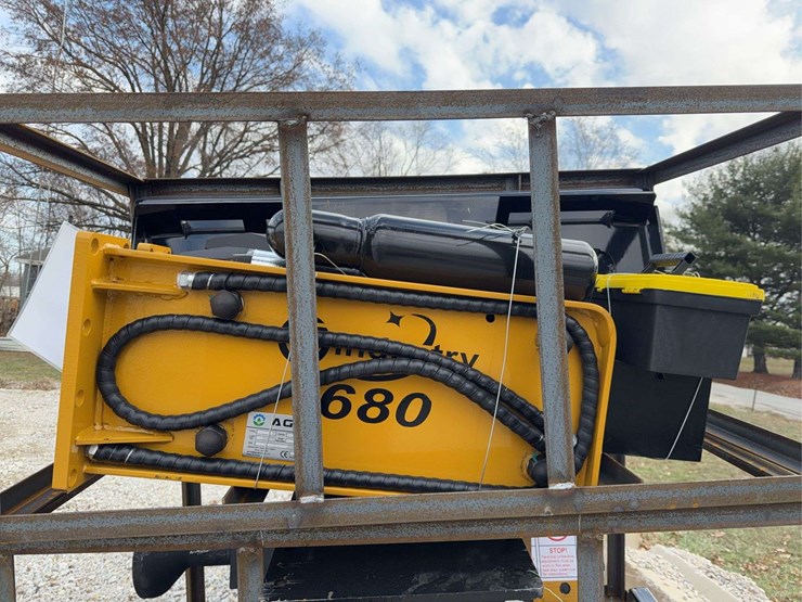 agt-skid-steer-breaker-sshh680-image-1