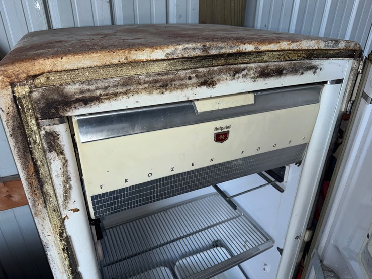 #7676-•-vintage-hot-point-refrigerator-image-8