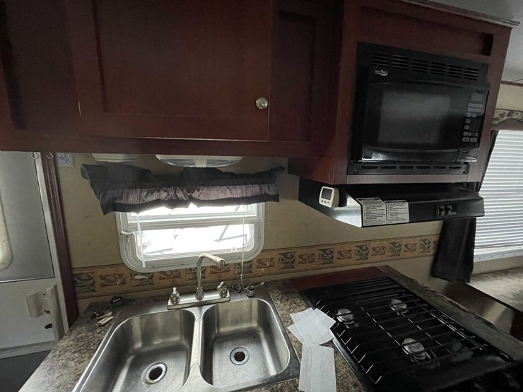 #7368-•-zinger-camper-trailer-(no-title)-image-19