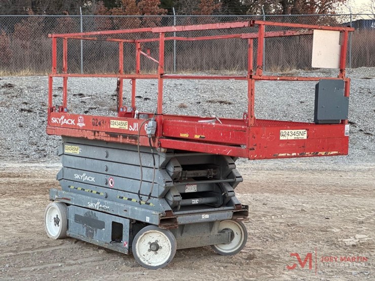 2015-skyjack-sj4632-electric-scissor-lift-image-1