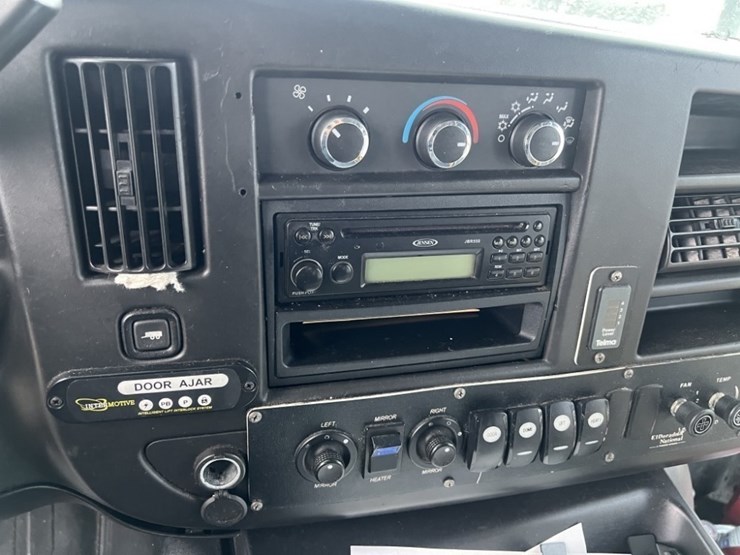 2015-chevrolet-express-paratransit-bus-image-22