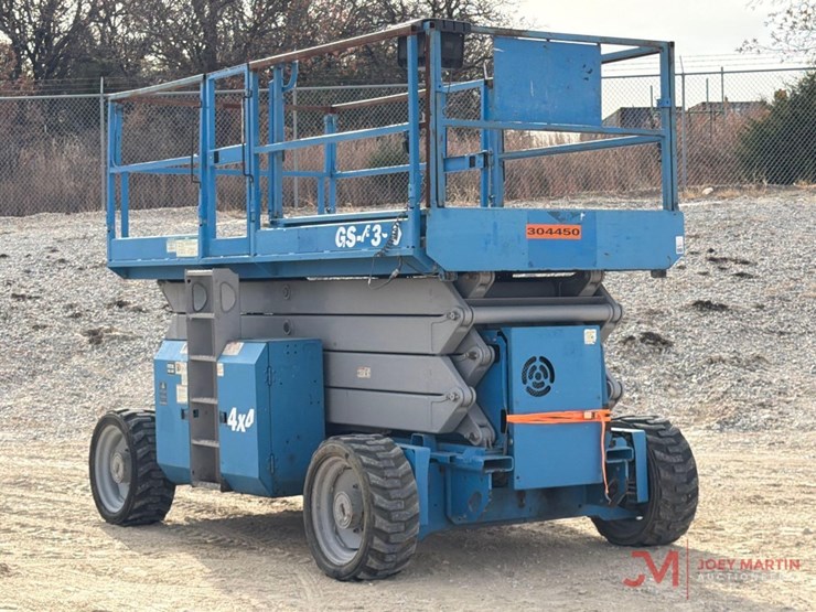 2013-genie-gs-4390-rough-terrain-scissor-lift-image-1