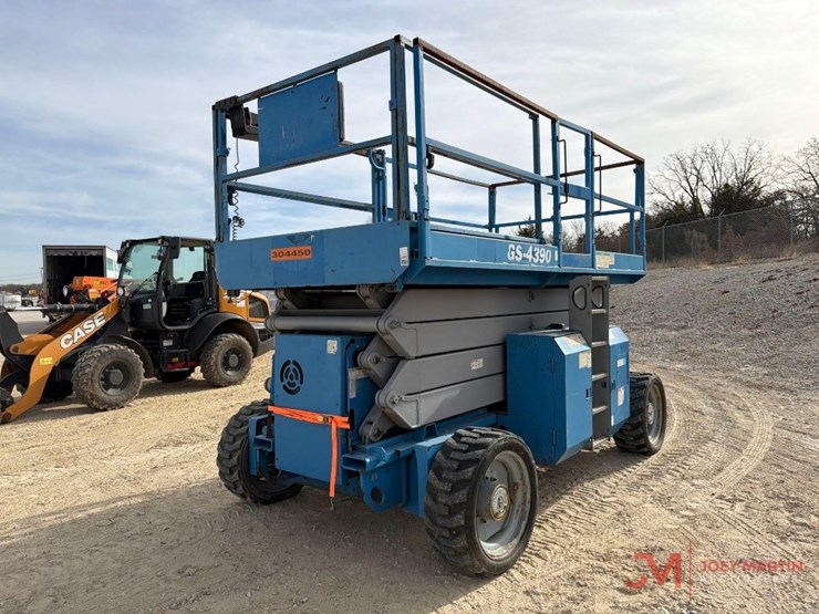 2013-genie-gs-4390-rough-terrain-scissor-lift-image-7