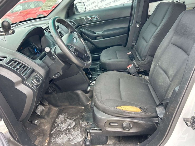 2016-ford-explorer-image-12