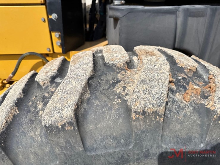 2012-caterpillar-140m2-image-13