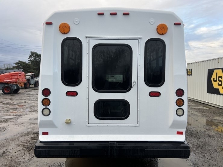 2015-chevrolet-express-paratransit-bus-image-5