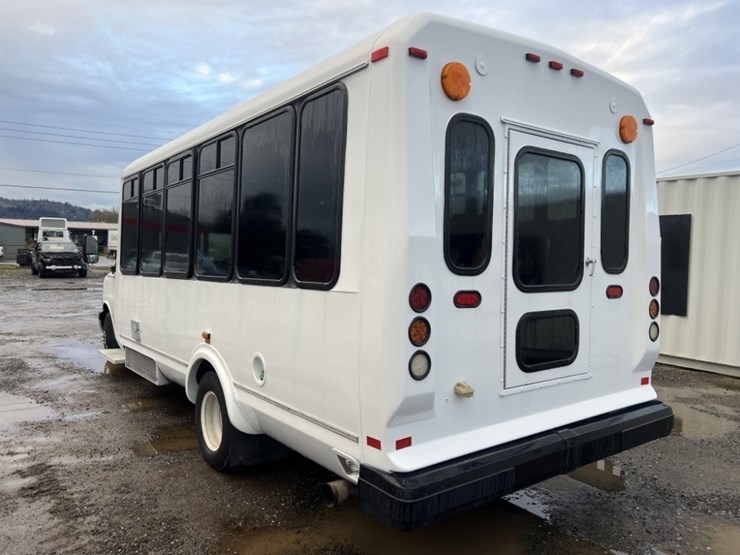 2015-chevrolet-express-paratransit-bus-image-6