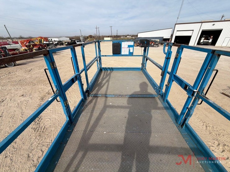 2013-genie-gs-4390-rough-terrain-scissor-lift-image-17