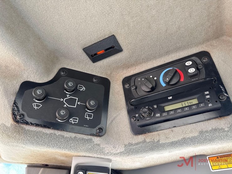 2012-caterpillar-140m2-image-24