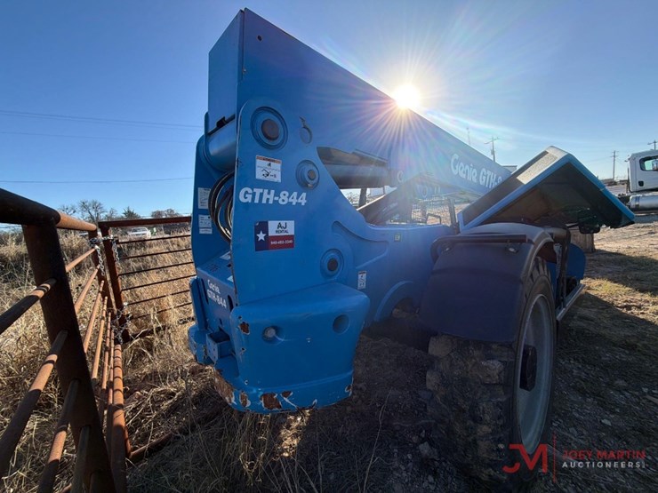 2019-genie-gth844-image-2