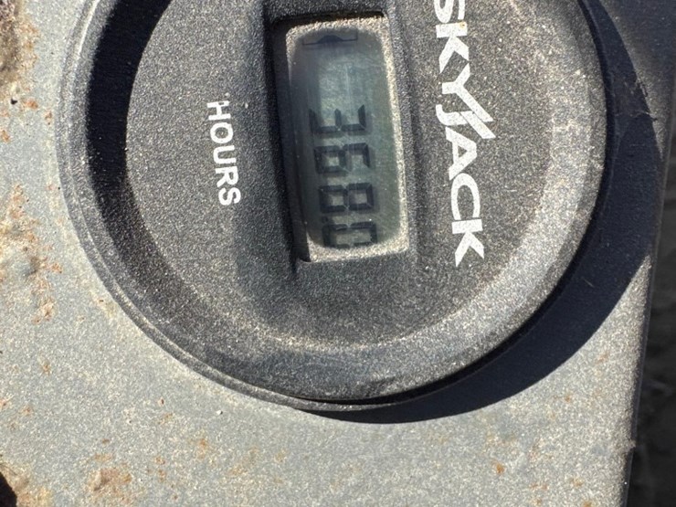 2016-skyjack-sj3219-electric-scissor-lift-image-11