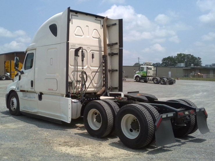 2020-freightliner-cascadia-126-image-2
