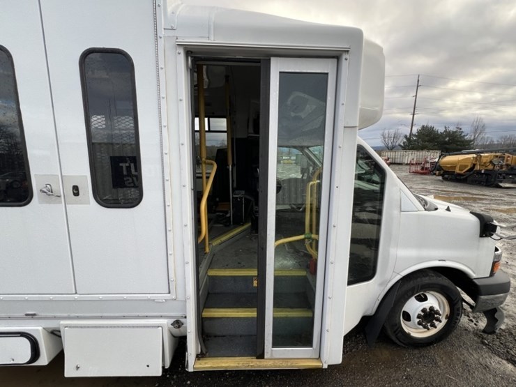 2014-chevrolet-express-paratransit-bus-image-24