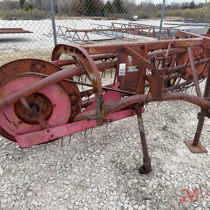 MASSEY FERGUSON SIDE DISCHARGE HAY RAKE