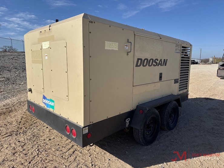 2020-doosanxp825hp-750-towable-air-compressor-image-2