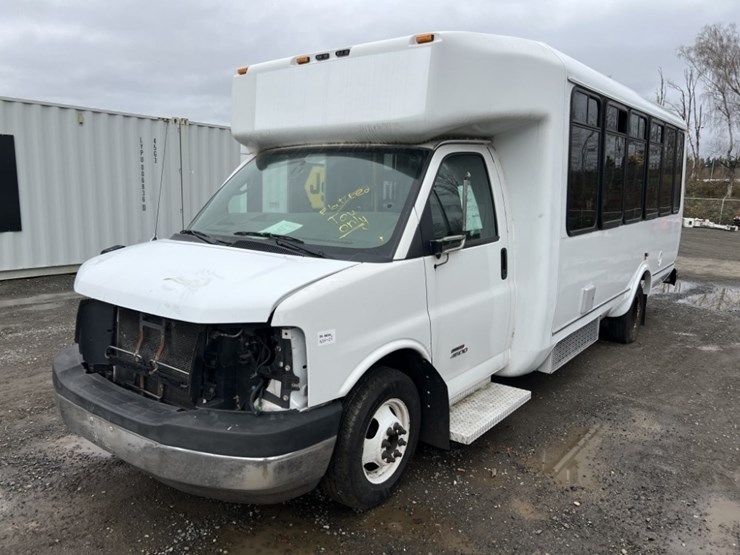 2014-chevrolet-express-paratransit-bus-image-1