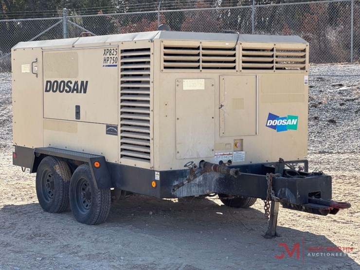 2020-doosanxp825hp-750-towable-air-compressor-image-1