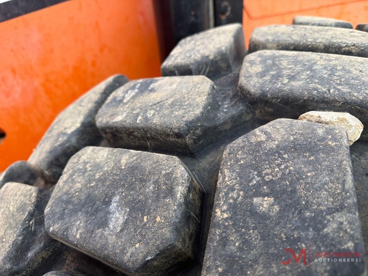 2013-sky-trak-10042-image-12