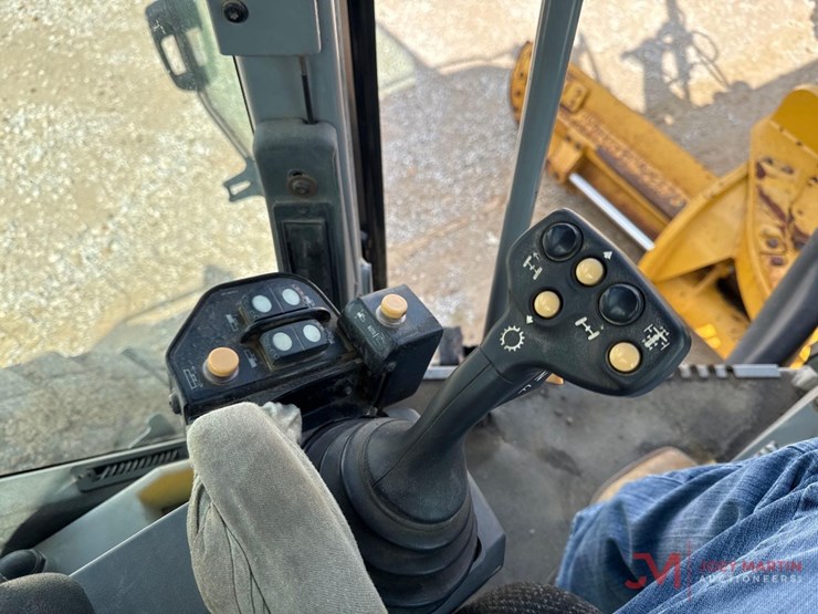 2012-caterpillar-140m2-image-21