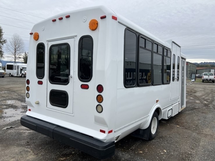 2014-chevrolet-express-paratransit-bus-image-4