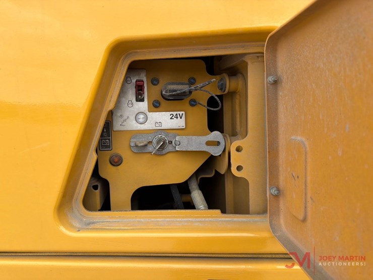 caterpillar-745-image-9