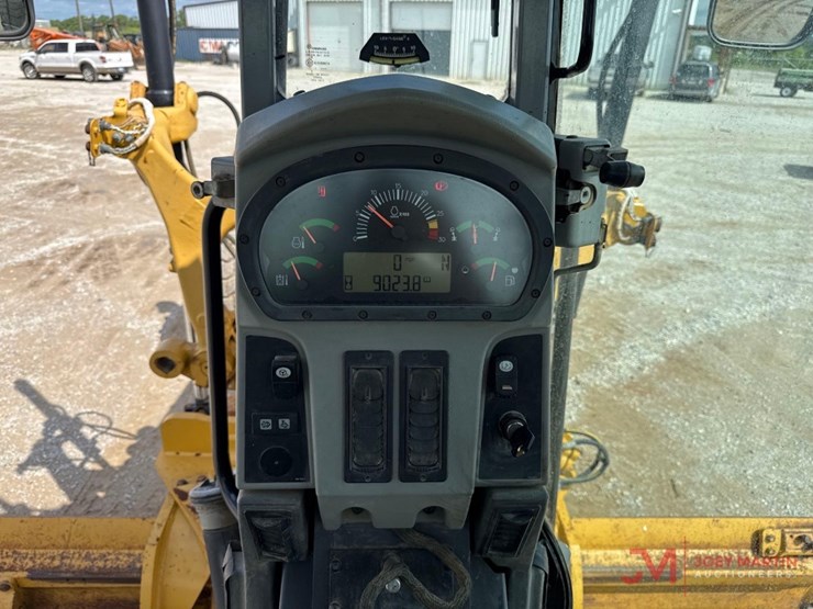 2012-caterpillar-140m2-image-19