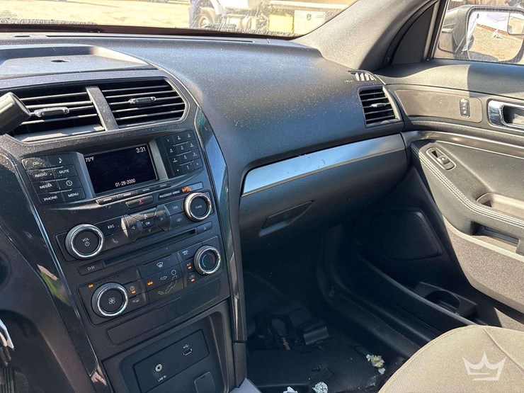 2016-ford-explorer-image-15