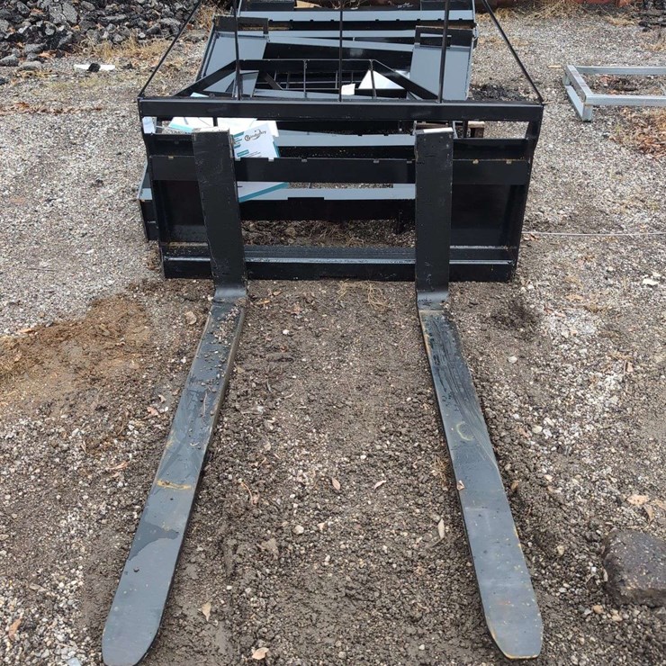 (1) CFI Industry SAll100 Adjustable Pallet Fork