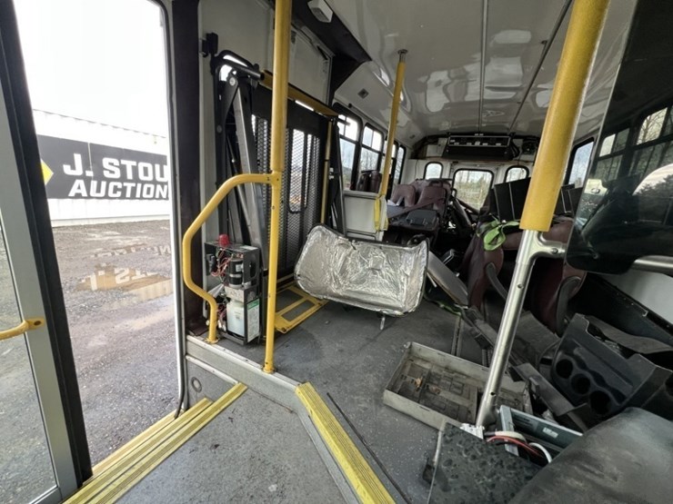 2014-chevrolet-express-paratransit-bus-image-23