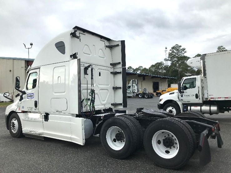 2020-freightliner-cascadia-126-image-2