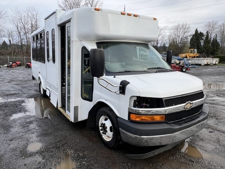 2014-chevrolet-express-paratransit-bus-image-2