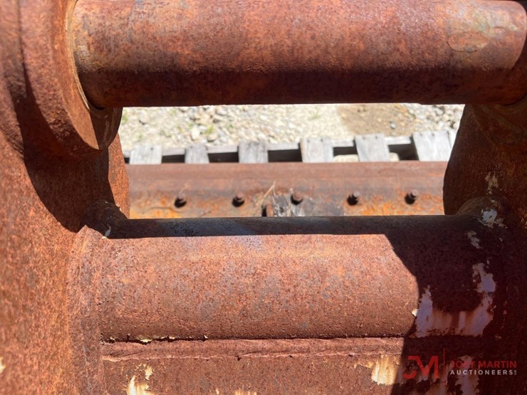 strickland-48"-smooth-excavator-bucket-w/-bolt-on-cutting-edge-image-6