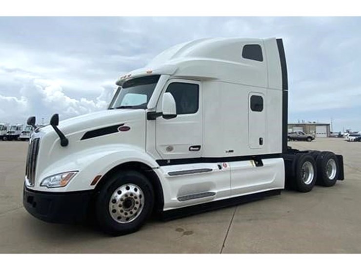 2022-peterbilt-579-image-1
