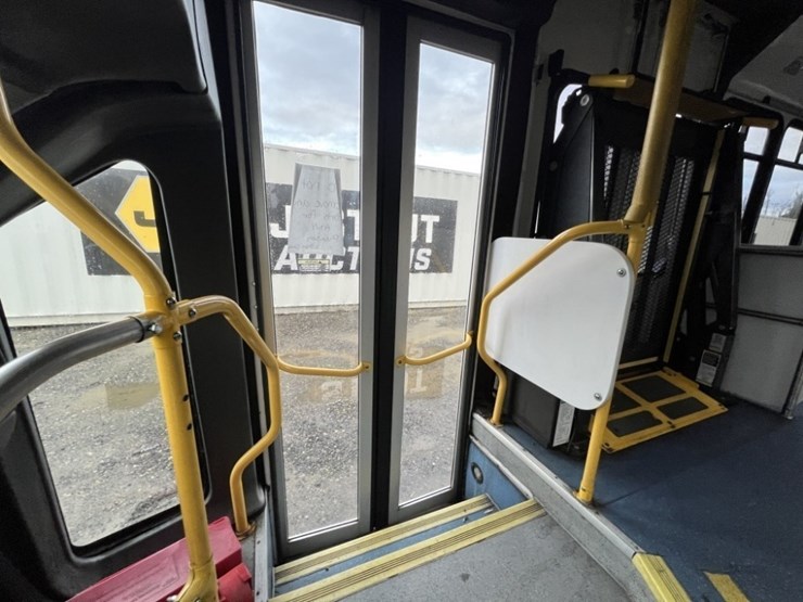 2015-chevrolet-express-paratransit-bus-image-25