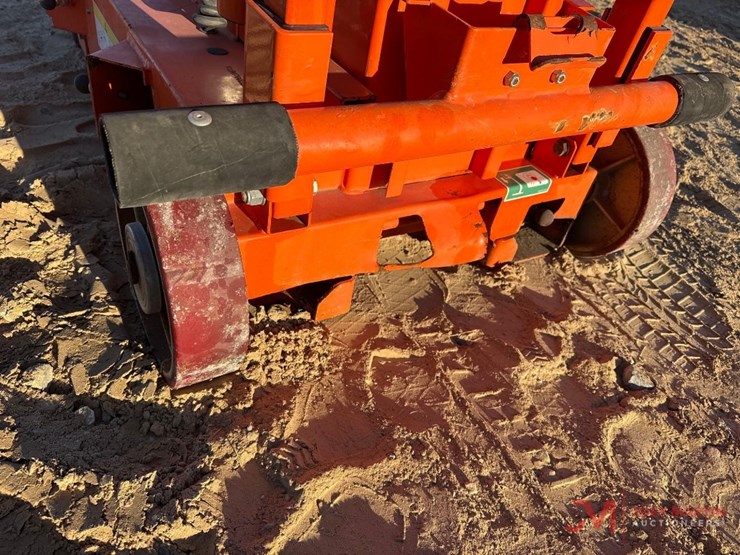 2019-snorkel-ul25-electric-man-lift-image-7