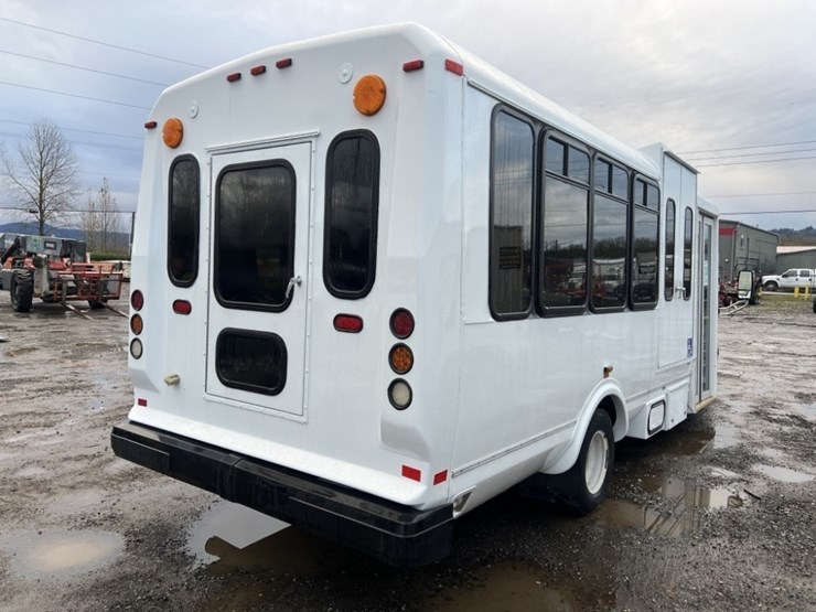 2015-chevrolet-express-paratransit-bus-image-4