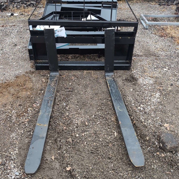 (1) CFI Industry SAll100 Adjustable Pallet Fork