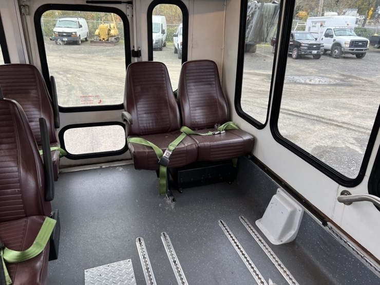 2014-chevrolet-express-paratransit-bus-image-23