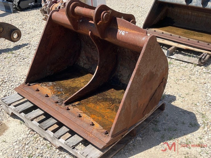 strickland-48"-smooth-excavator-bucket-w/-bolt-on-cutting-edge-image-4