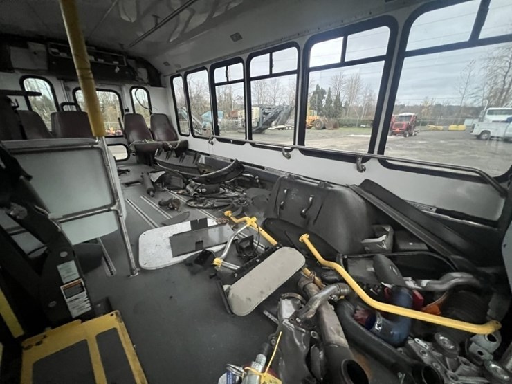 2014-chevrolet-express-paratransit-bus-image-24