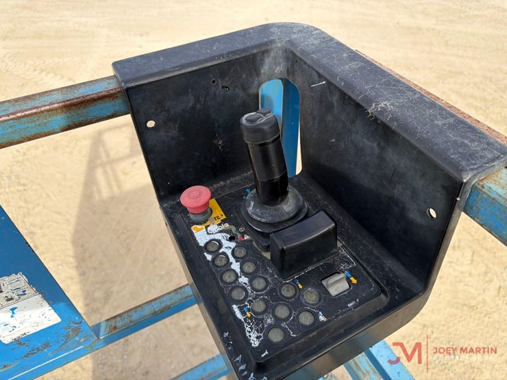 2013-genie-gs-4390-rough-terrain-scissor-lift-image-18