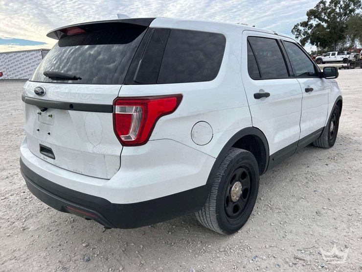 2016-ford-explorer-image-3