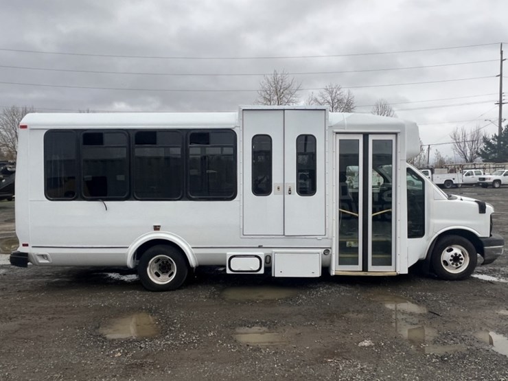2014-chevrolet-express-paratransit-bus-image-3