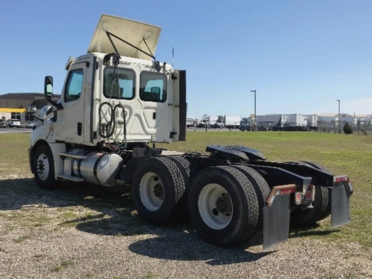 2018-freightliner-cascadia-126-image-2