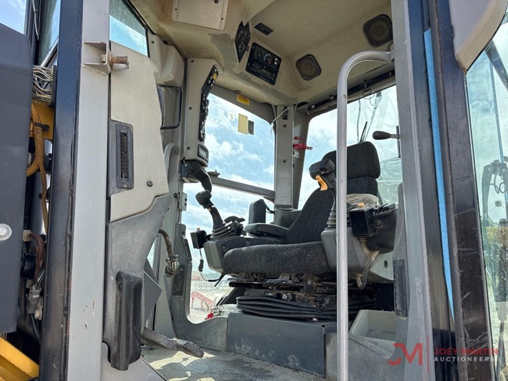 2012-caterpillar-140m2-image-18