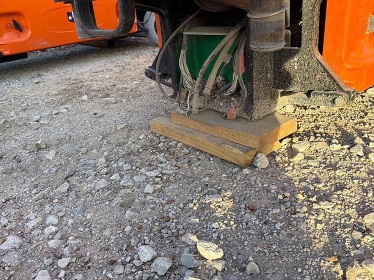 2010-jlg-1930es-image-5