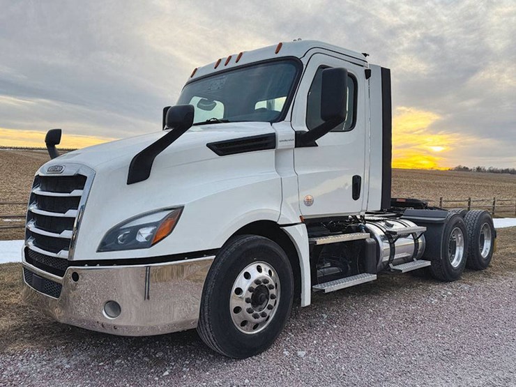 2023-freightliner-cascadia-126-image-1